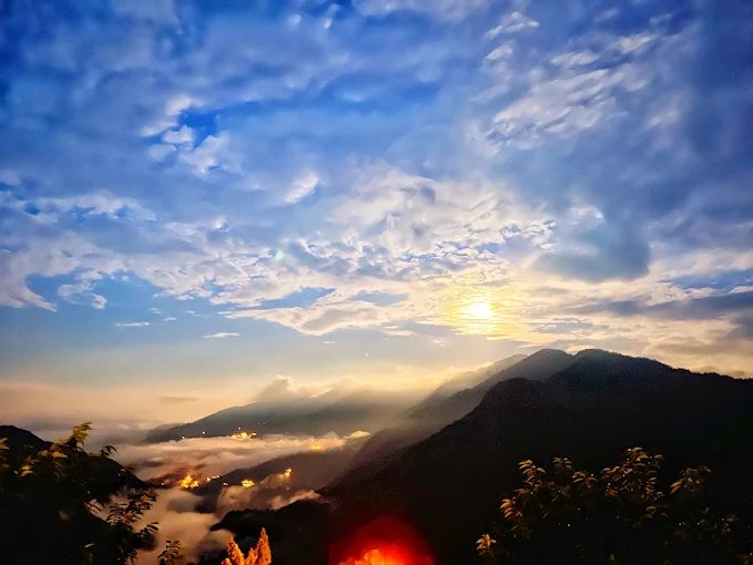 營區內絕美雲海景觀，遠眺壯麗山巒