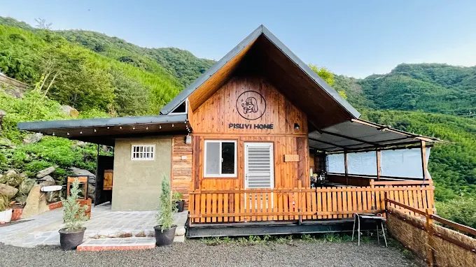 營區特色木屋與移動露營車，提供舒適住宿