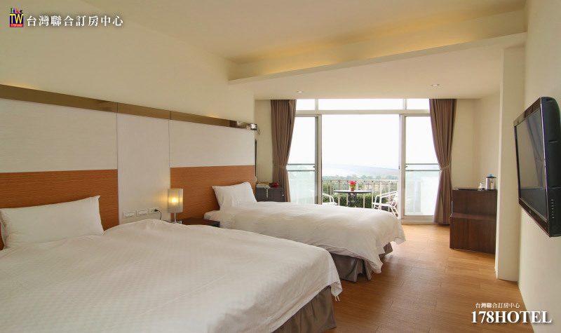 湖畔晨景與遊客漫步