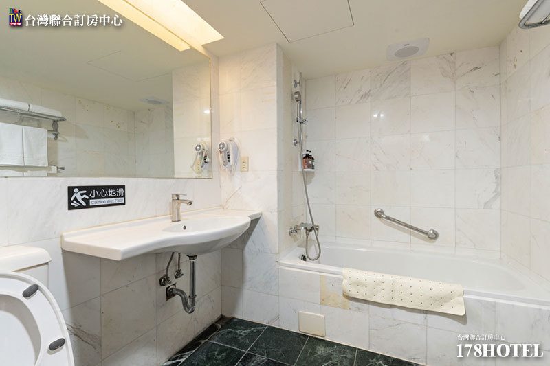 台中沫秋立柳川行旅住宿券推薦｜雙人房只要 $1450 含早餐，高CP值近台中車站住宿！