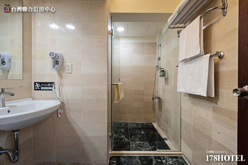 台中沫秋立柳川行旅住宿券推薦｜雙人房只要 $1450 含早餐，高CP值近台中車站住宿！