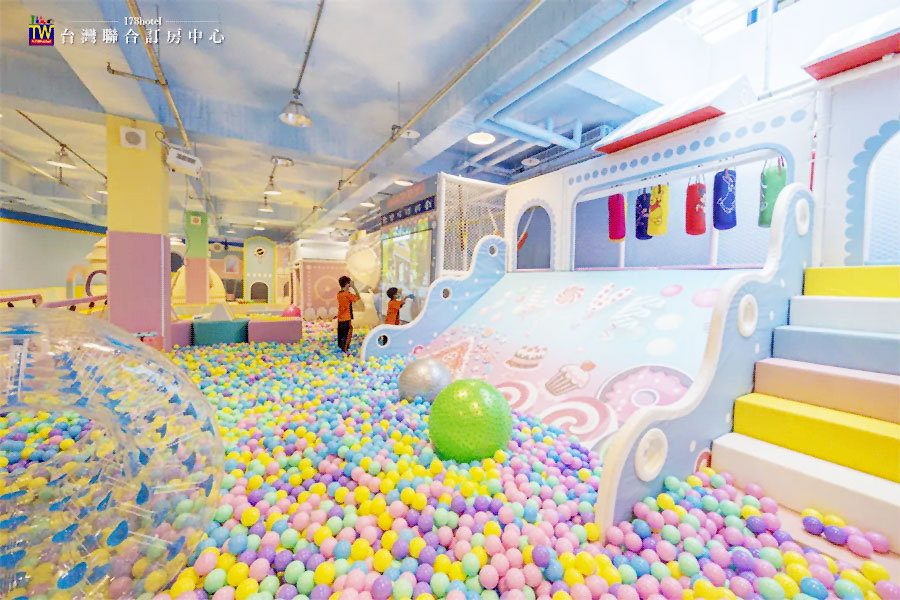 孩子在遊樂區玩耍