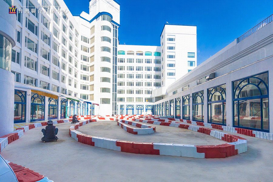 家庭在海邊散步