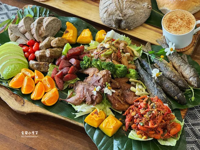 鉄木部落廚房的泰雅族特色料理拼盤,包含烤魚、烤肉、山野蔬菜、水果與手作麵包