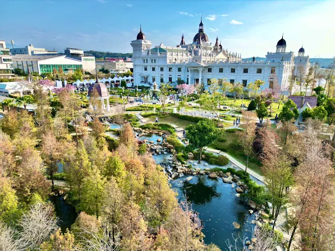 嘉義佐登妮絲城堡航拍景觀,白色宮殿建築搭配歐式花園與水景