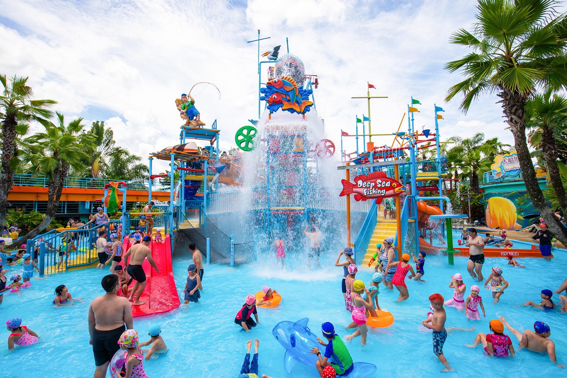 劍湖山世界大船塢水上遊樂區,遊客在淺水池與大型傾瀉水桶中盡情玩樂