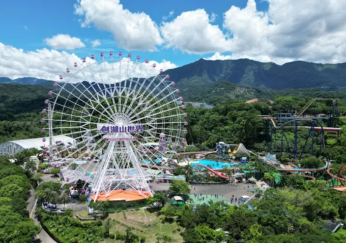 劍湖山世界幸福摩天輪與園區全景,俯瞰雲林古坑的綠意山景與遊樂設施