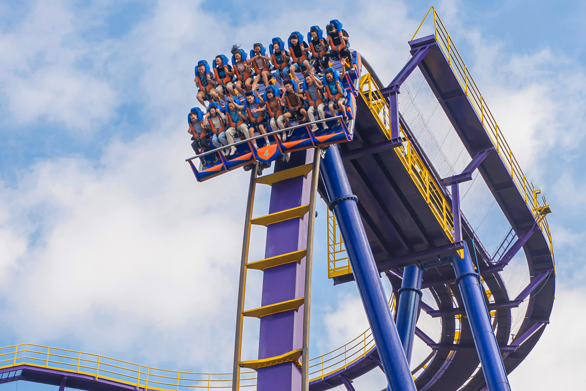 劍湖山世界 G5 雲霄飛車進行垂直俯衝,乘客體驗高速刺激感受