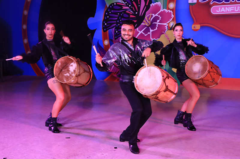 劍湖山世界彩虹劇場《愛遊世界奇遇記》表演者擊鼓舞蹈演出,展現熱情與動感
圖片說明(Caption):