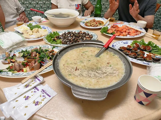 搭上高雄輕軌從哈瑪星站出發，沿著海風慢慢走進旗津燈塔與老街的午後時光