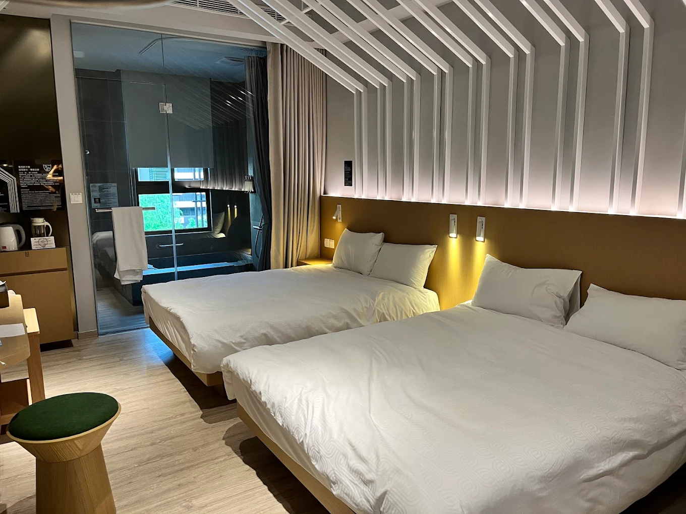 品文旅礁溪客房雙床設計,現代簡約風格並設有玻璃衛浴空間