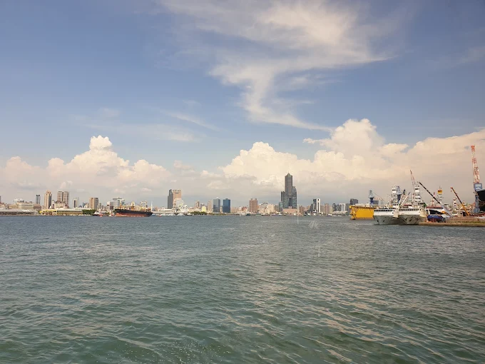 搭上高雄輕軌從哈瑪星站出發，沿著海風慢慢走進旗津燈塔與老街的午後時光