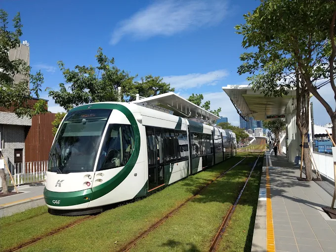 搭上高雄輕軌從哈瑪星站出發，沿著海風慢慢走進旗津燈塔與老街的午後時光