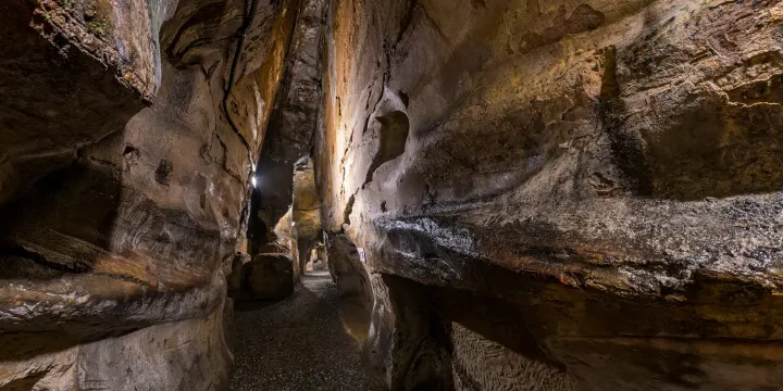在基隆山海步道慢慢走，從中正公園到潮境公園，黃昏光影把海岸染得剛剛好