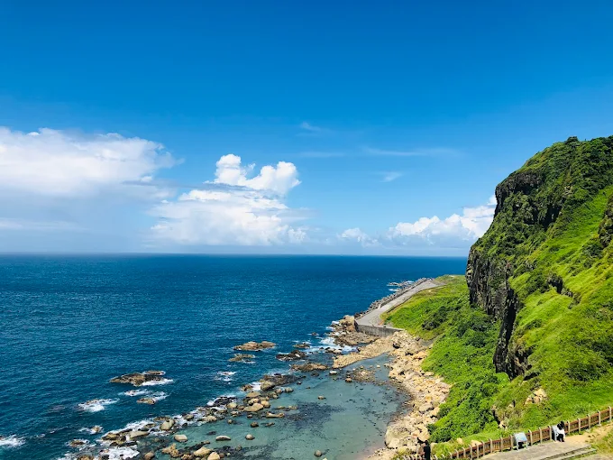 在基隆山海步道慢慢走，從中正公園到潮境公園，黃昏光影把海岸染得剛剛好
