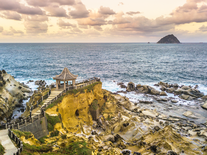 在基隆山海步道慢慢走，從中正公園到潮境公園，黃昏光影把海岸染得剛剛好