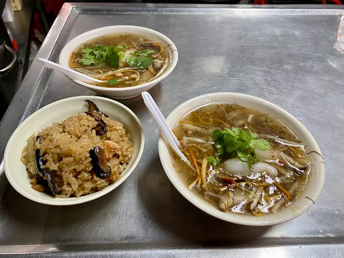 在基隆山海步道慢慢走，從中正公園到潮境公園，黃昏光影把海岸染得剛剛好