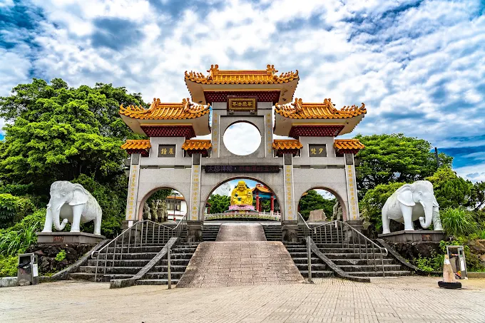 在基隆山海步道慢慢走，從中正公園到潮境公園，黃昏光影把海岸染得剛剛好