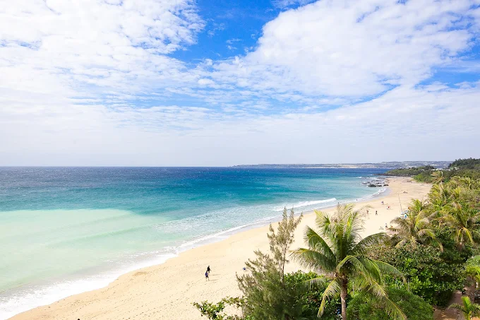 墾丁夏都沙灘酒店前的專屬沙灘與藍色海洋景觀