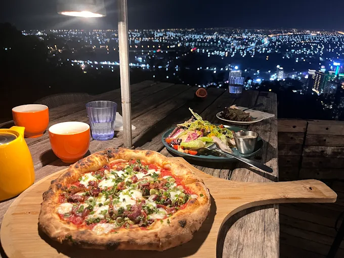 傍晚走進宜蘭礁溪空ㄟ農場,在半山腰看龜山島與百萬夜景慢慢亮起