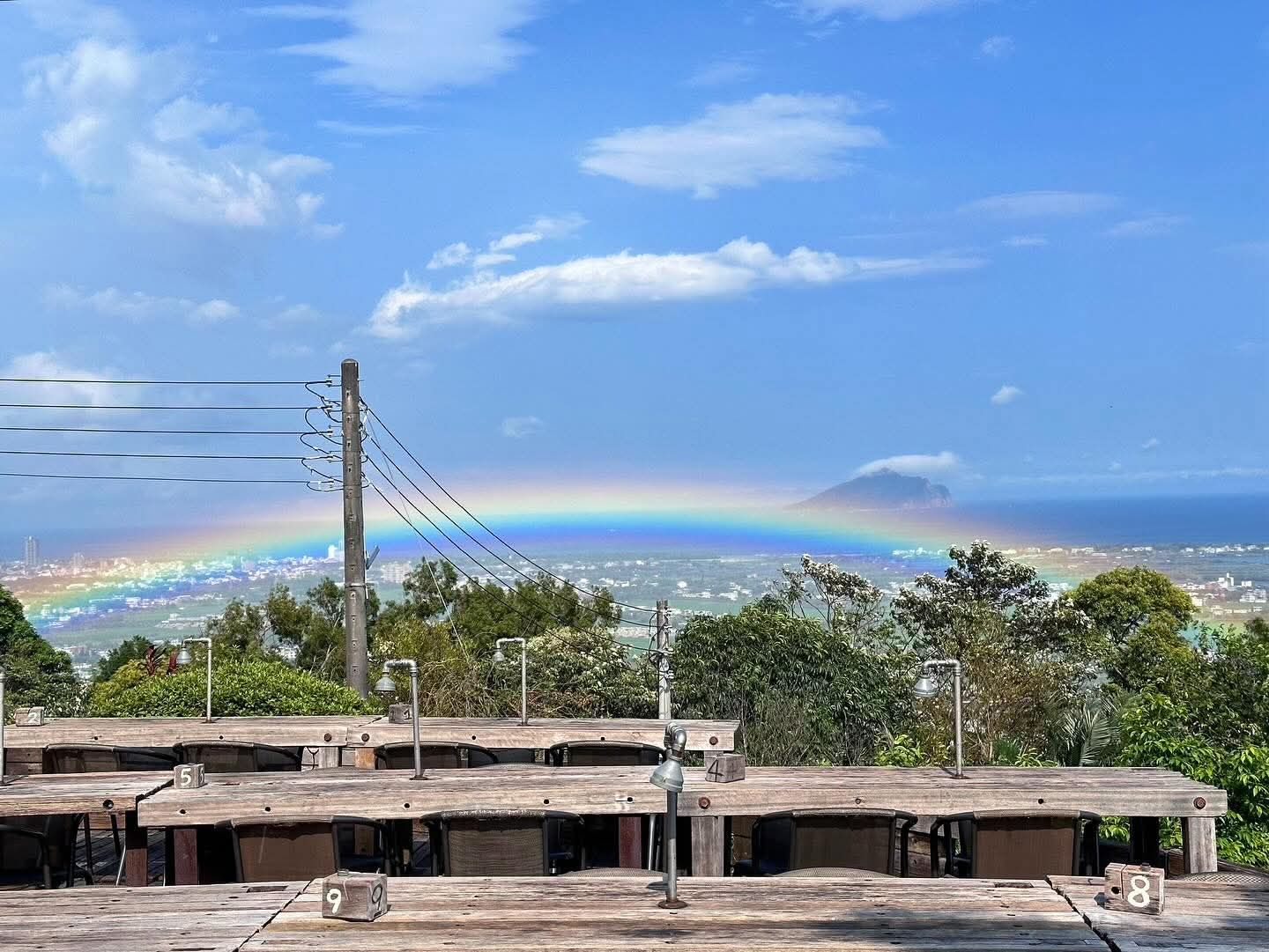 傍晚走進宜蘭礁溪空ㄟ農場,在半山腰看龜山島與百萬夜景慢慢亮起