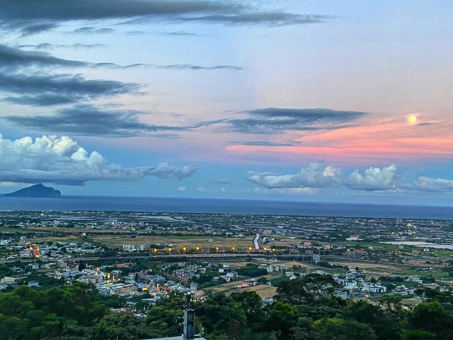傍晚走進宜蘭礁溪空ㄟ農場,在半山腰看龜山島與百萬夜景慢慢亮起