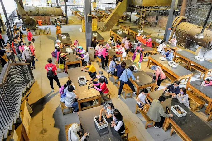 坐火車來到南投車埕老街，在木造老屋與貯木池水影之間慢慢展開一日散步