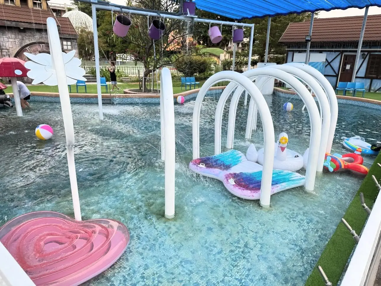 彰化員林琉璃仙境休閒農場的戲水設施，提供親子消暑的好去處。