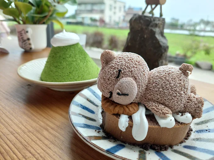 抹茶山下咖啡館創意甜點,熊造型巧克力慕斯與抹茶山蛋糕並排擺盤