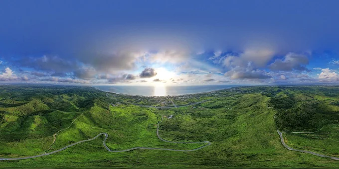 苗栗抹茶山塗崁頂山空拍全景，遠眺海岸與綠色山丘