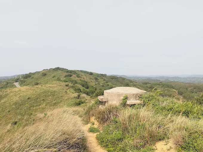 苗栗抹茶山塗崁頂山稜線上的碉堡與綠意山景