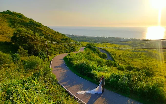 新人在苗栗抹茶山心形公路取景拍婚紗，夕陽映照浪漫氛圍