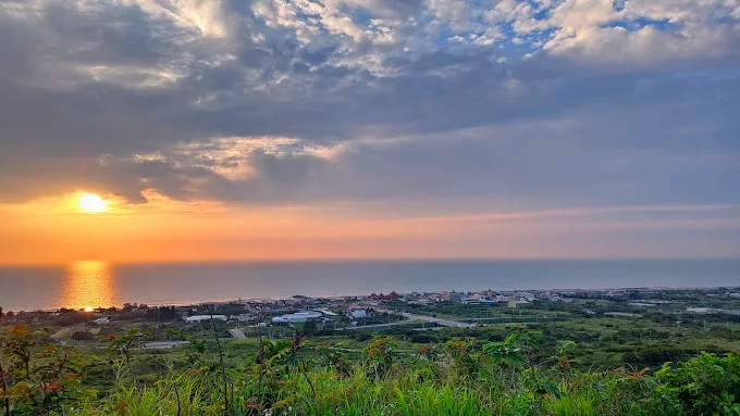 苗栗抹茶山俯瞰通霄海岸，夕陽映照大海景色壯麗