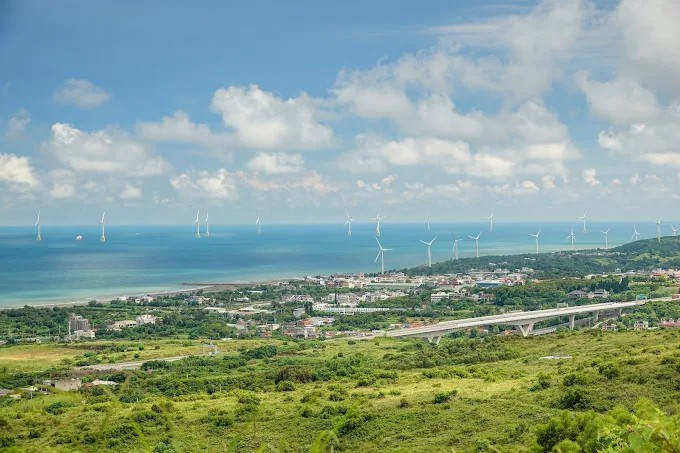從苗栗抹茶山遠眺通霄市區與台灣海峽，海上風車景致壯觀