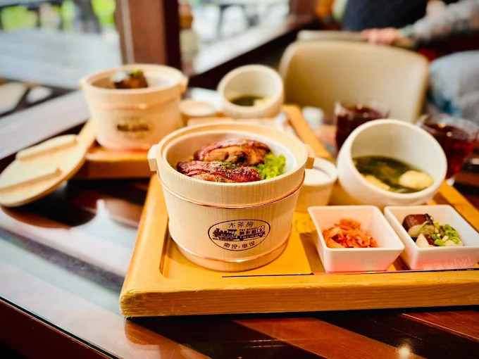 坐火車來到南投車埕老街，在木造老屋與貯木池水影之間慢慢展開一日散步