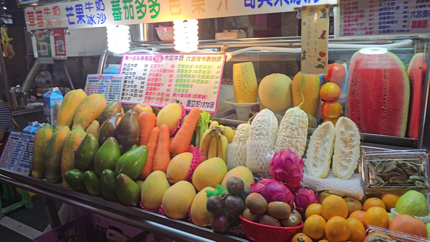 最新影片的相片｜高雄景點必訪：尋找六合夜市、E-DA主題樂園及旗津星空隧道的樂趣