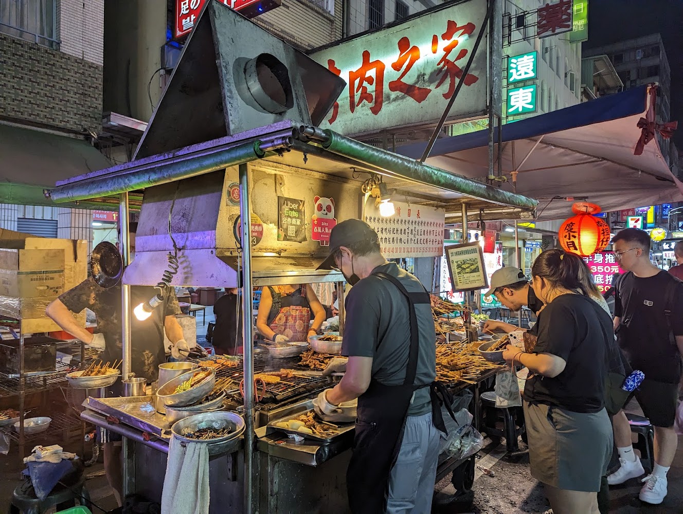另一個影片的相片｜高雄景點必訪：尋找六合夜市、E-DA主題樂園及旗津星空隧道的樂趣