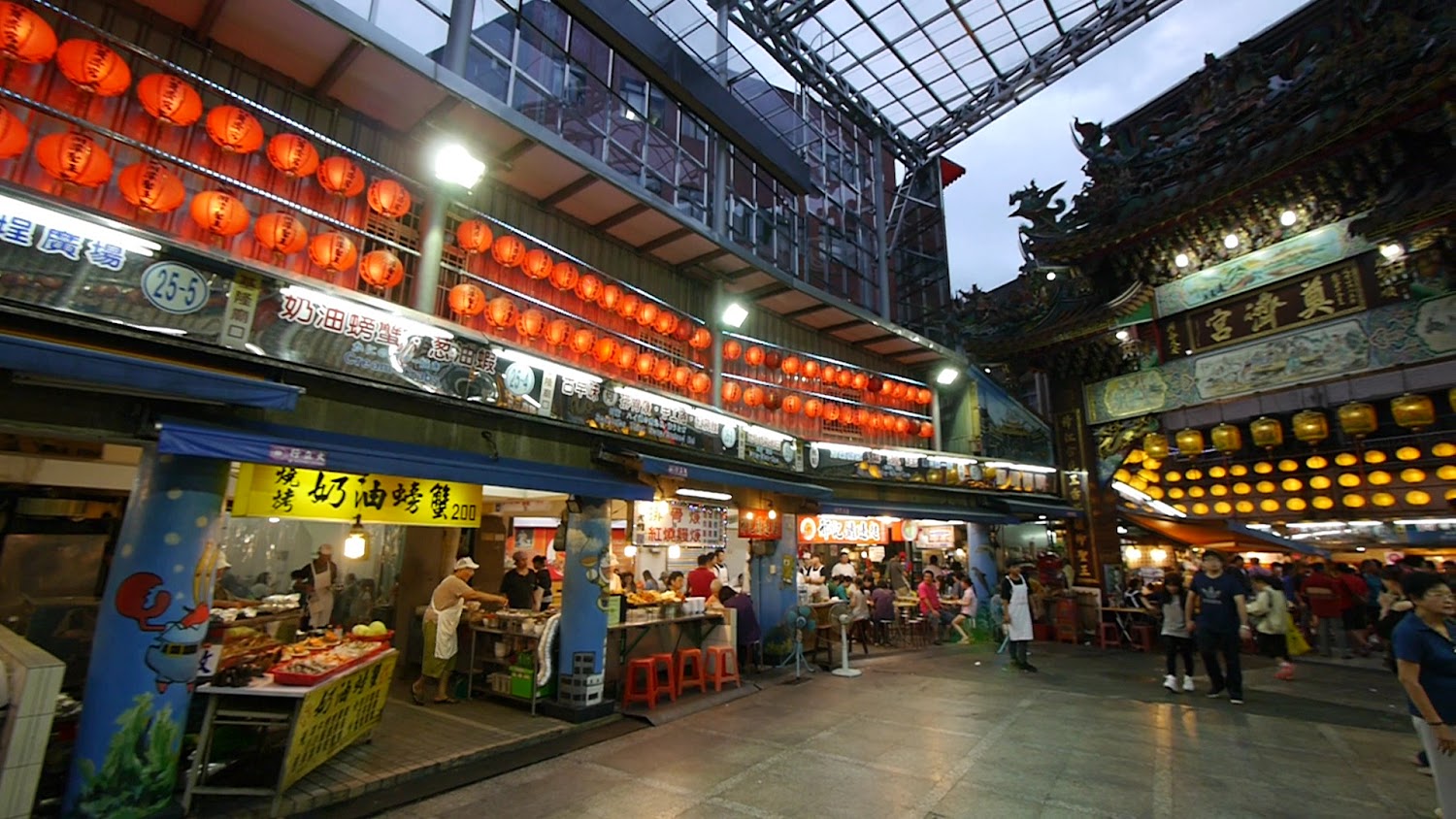 夜晚熱鬧非凡的基隆廟口夜市全景