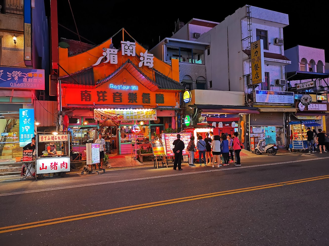 影片｜墾丁大街的夜市攻略：探索必吃小吃與美麗景點
