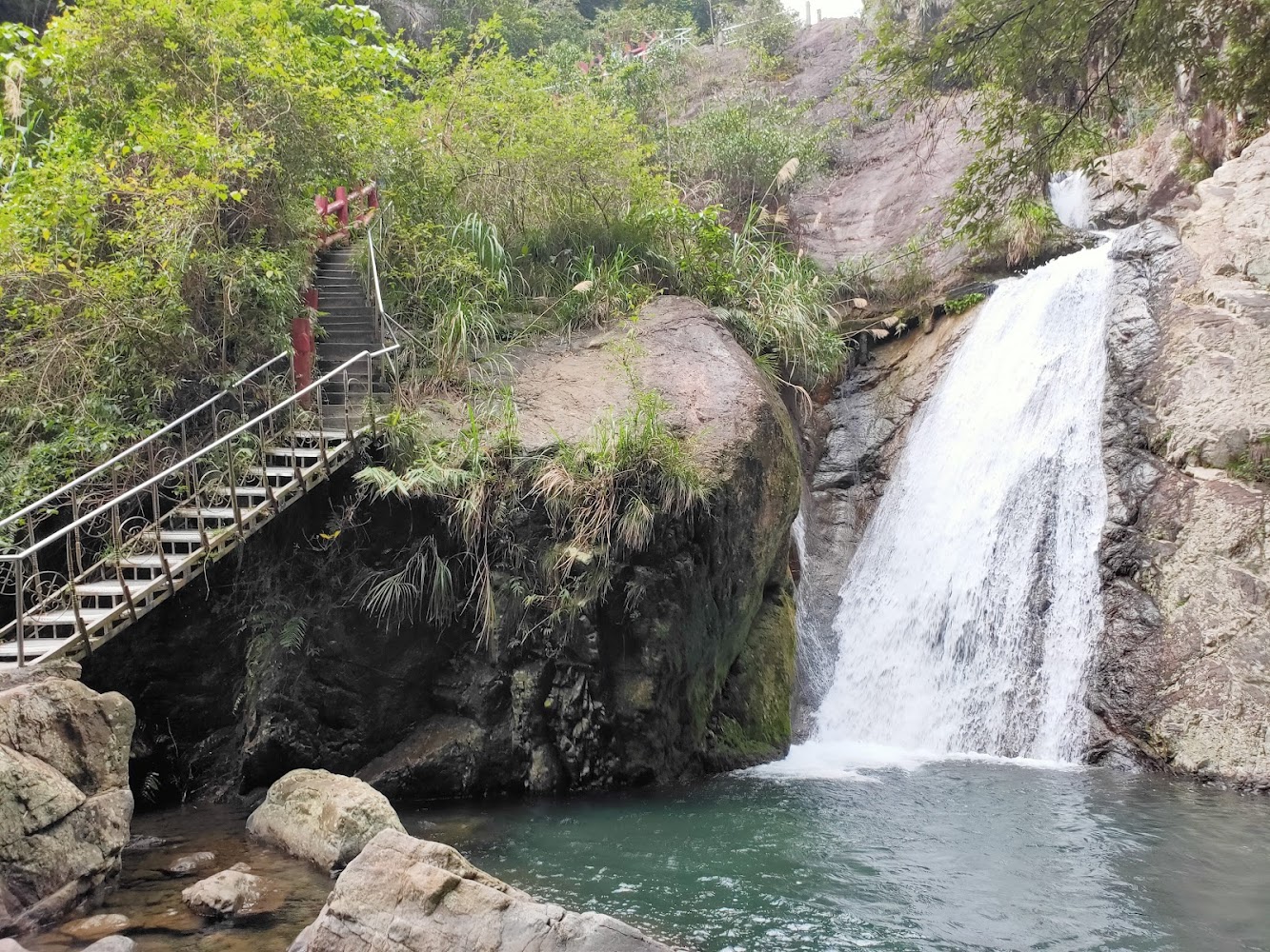 猴洞坑瀑布｜礁溪景點推薦：探索猴洞坑瀑布和其他秘境