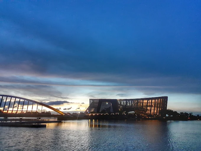 入住嘉義民宿後慢慢走進城市巷弄,夜色與香氣交錯成一段輕柔的旅行記憶