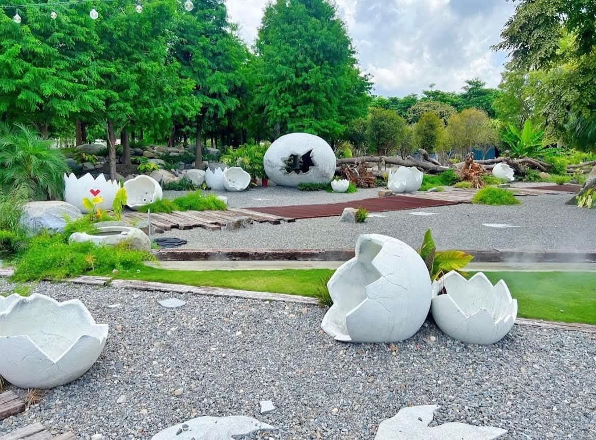 彰化田尾好田森林恐龍蛋造景區,白色蛋殼散落於綠地與碎石間