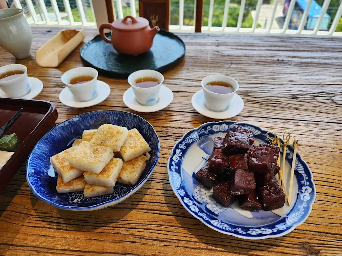 日光山茶屋茶席擺盤,搭配熱茶的烤年糕與黑糖糕台式點心