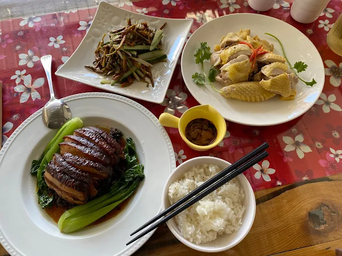 農家小廚金針花家常料理，包含油雞、東坡肉、炒山野菜與白飯
