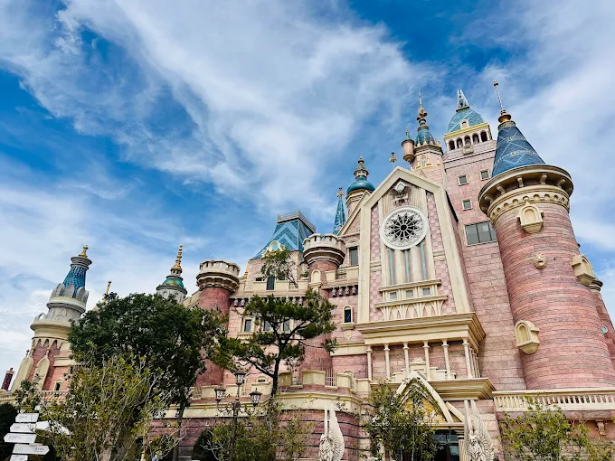 嘉義歐樂沃築夢城堡主塔近距離拍攝,粉色外牆與金色細節清晰可見