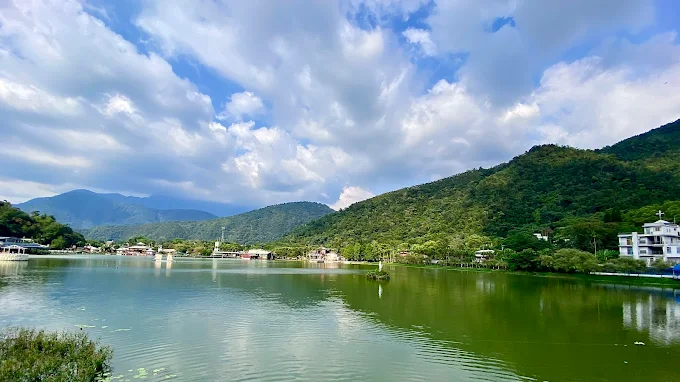 沿著南投的山與水前行，從月牙灣湖畔到溪頭森林步道，走出一段剛好的距離