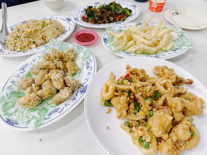 搭上高雄輕軌從哈瑪星站出發，沿著海風慢慢走進旗津燈塔與老街