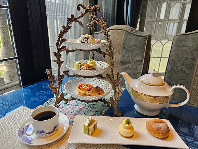 清境老英格蘭莊園英式下午茶三層點心架，搭配茶壺與咖啡