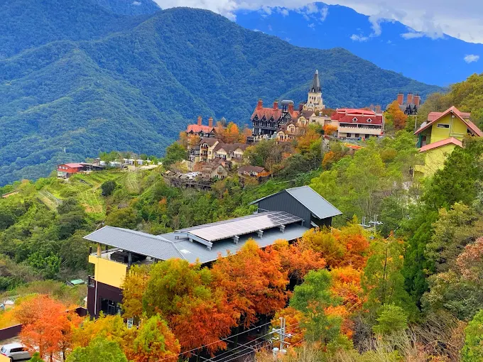 清境老英格蘭莊園遠景，秋季楓紅襯托歐風古堡與中央山脈