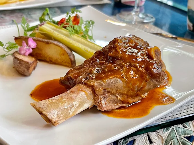 清境老英格蘭莊園餐廳香料燉羊膝，佐特製醬汁與時蔬配菜